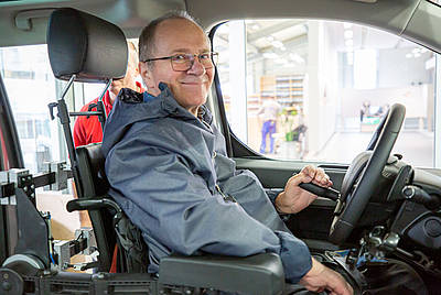 Autoumbau Hannover ♿ Kopfstützen für Rollstühle im Auto
